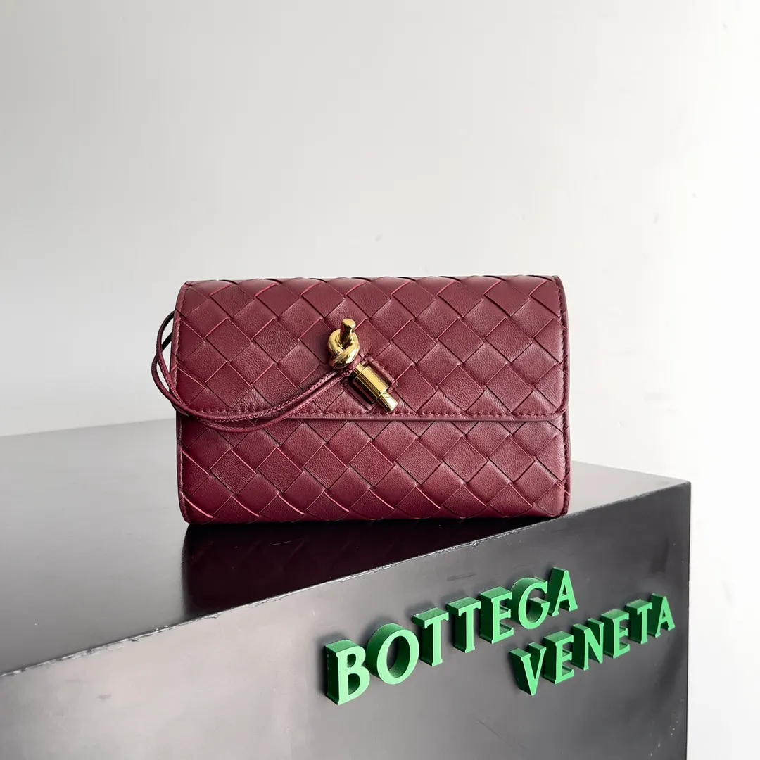 Batch 1160 BV Andiamo clutch wallet is super high-end🤎🤎How come the long clutch bag is so exquisite~ The braided style bag surface paired with all-copper hardware is really warm and high-end. The bag body is super light and can be grabbed easily! It can store a lot of small items and large mobile phones ~ very practical for daily use. Style number: 741504 Size: 19*11.5*3